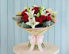 Букет цветов из:  Лилии и Розы в Троицком Сахалинской области