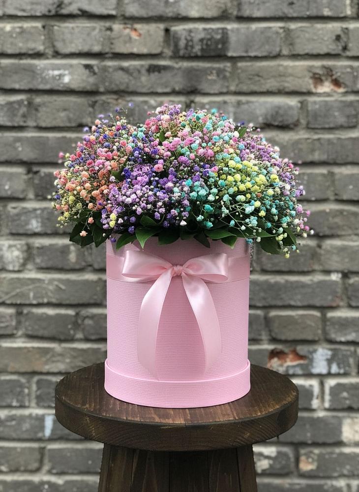 Цветочная композиция из Гипсофила и Розы в шляпной коробке в Троицком Сахалинской области