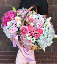 Цветочная композиция из Розы, Хризантемы, Пионы и Лизиантусы в корзине в Троицком Сахалинской области