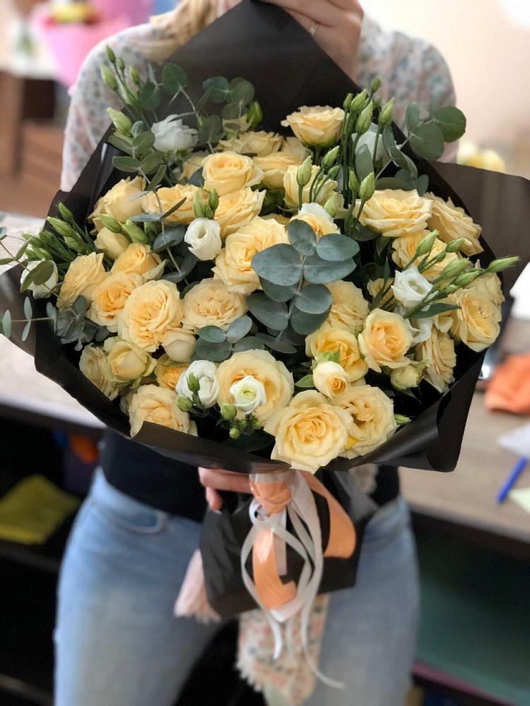 Букет цветов из: Розы и Лизиантусы в Троицком Сахалинской области