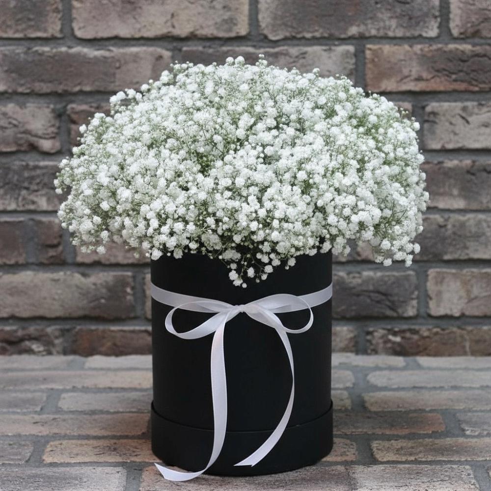 Цветочная композиция из Гипсофила в шляпной коробке в Троицком Сахалинской области