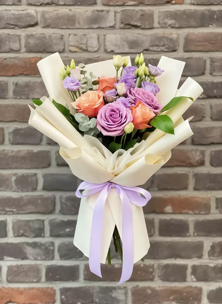 Букет цветов из: Лизиантусы и Розы в Троицком Сахалинской области