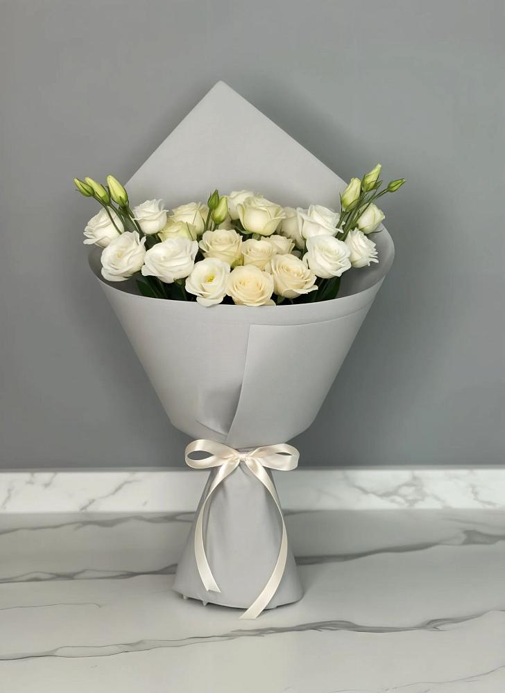 Букет цветов из: Розы и Лизиантусы в Троицком Сахалинской области