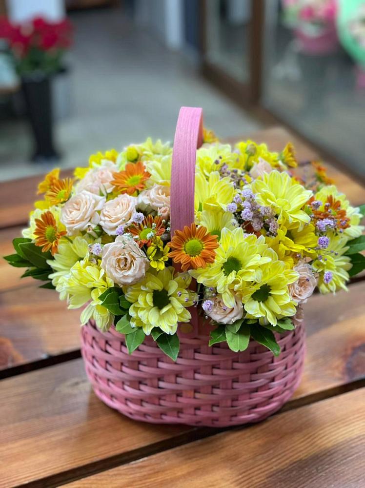 Цветочная композиция из Хризантемы и Розы в корзине в Троицком Сахалинской области