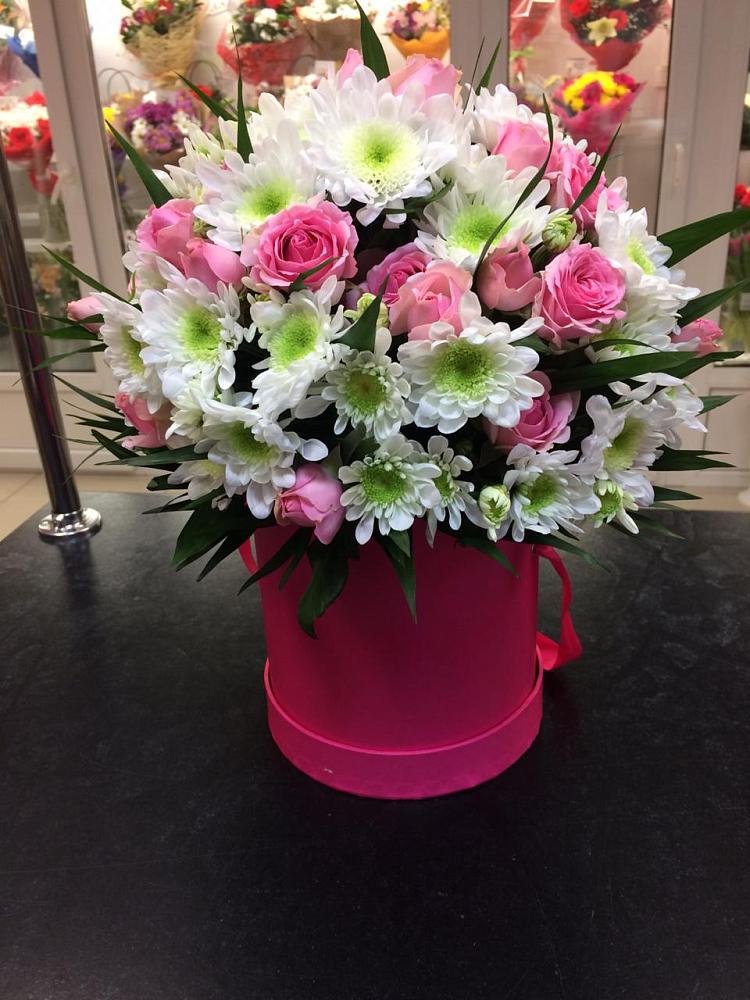 Цветочная композиция из Розы и Хризантемы в шляпной коробке в Троицком Сахалинской области