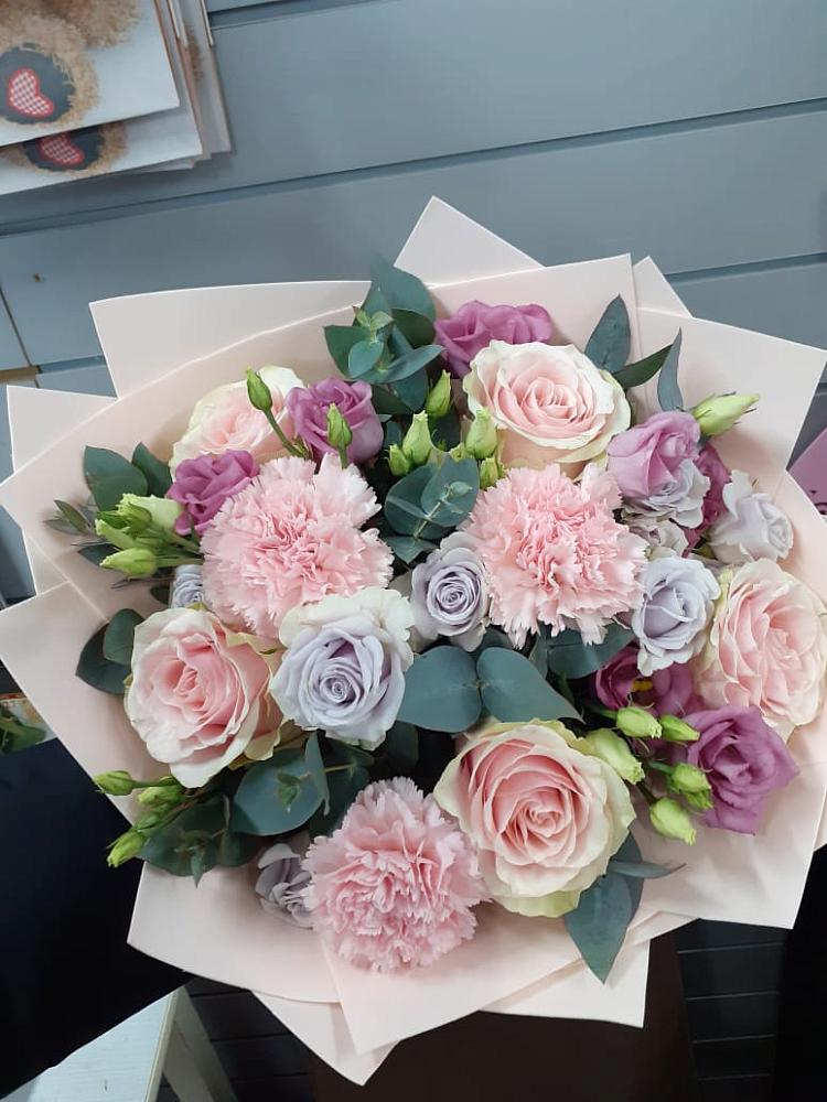 Букет цветов из: Розы, Гвоздики и Лизиантусы в Троицком Сахалинской области