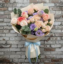 Букет цветов из:  Розы, Лизиантусы и Гвоздики в Троицком Сахалинской области