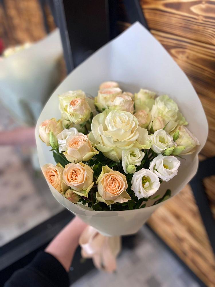 Букет цветов из: Розы и Лизиантусы в Троицком Сахалинской области